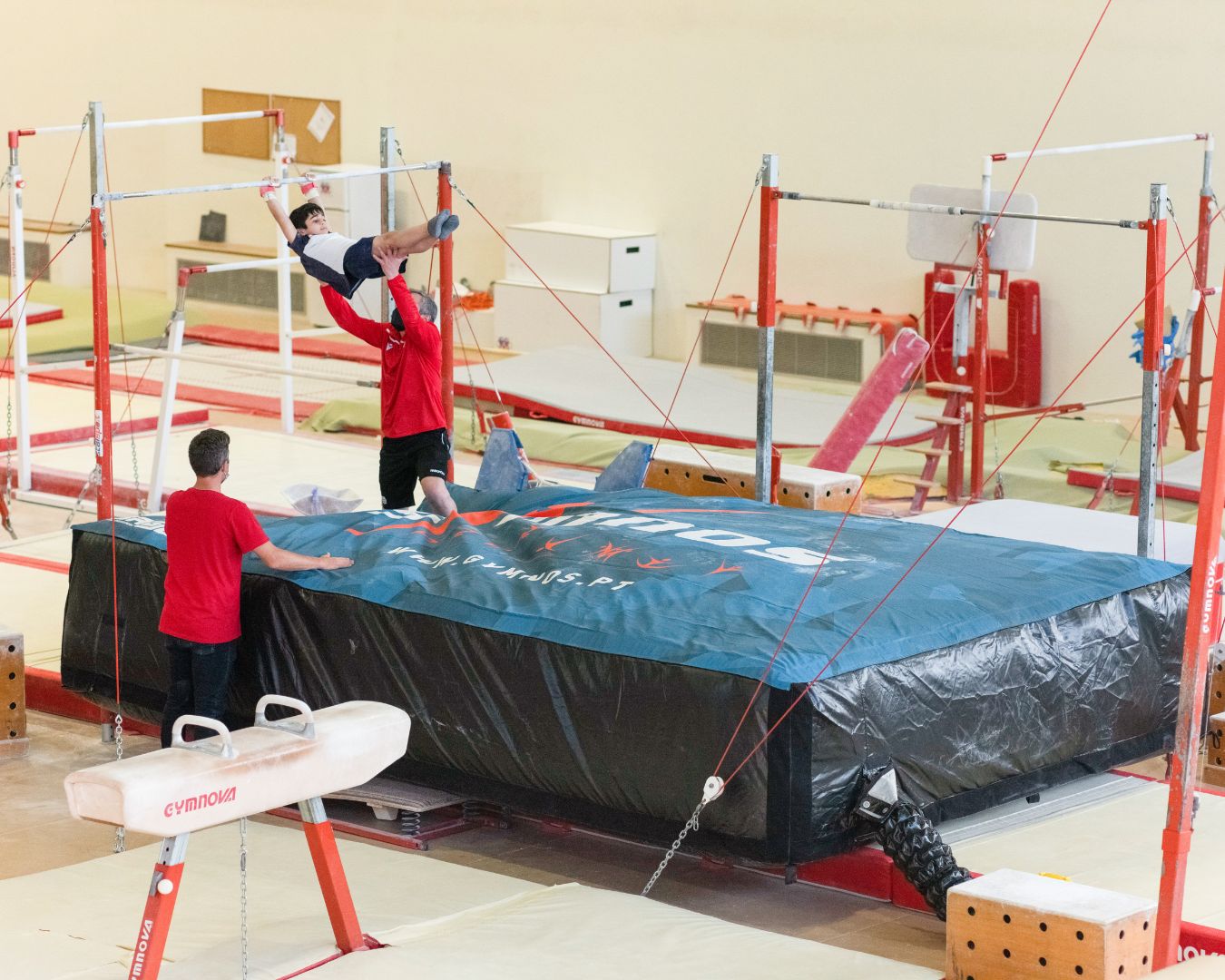 Canadian Gymnastics Events - Bagjump Airbags for Gymnastics - Kid landing on an airbag.