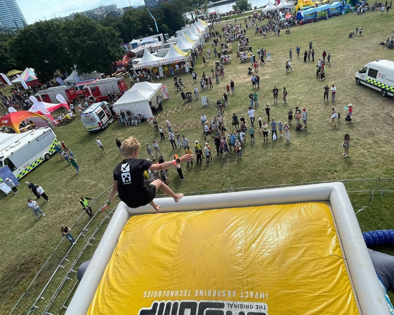 From July 3 to 5, the biggest free open air festival in Europe takes over Vienna once again. The Donauinselfest brings around three million visitors over three days, and Bagjump is back as part of the experience.