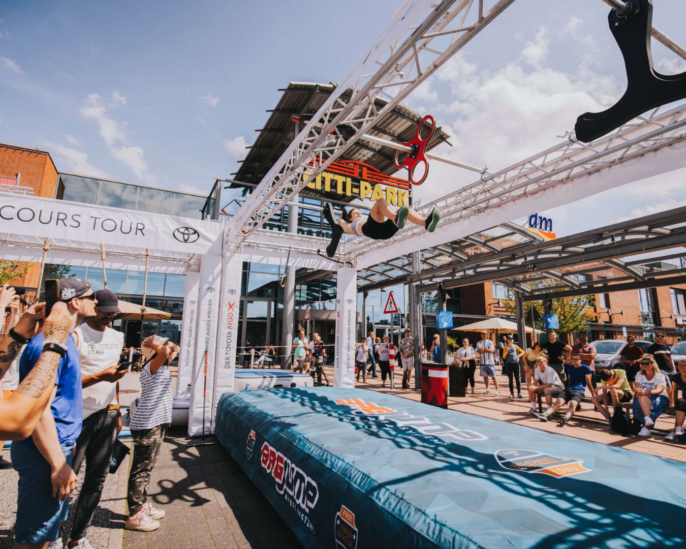 Airports, public squares, and shopping centers are looking for ways to give people a reason to stop and engage. A Bagjump installation does exactly that. It turns a transit space into an experience, and it does it in a way that feels modern and shareable.