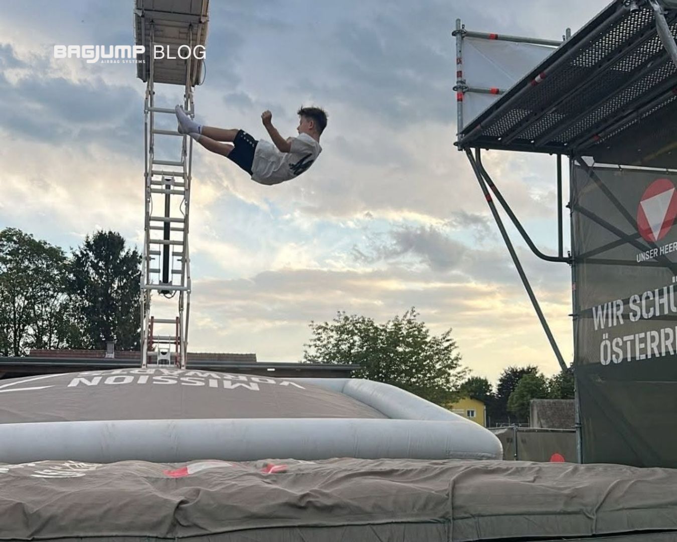 Our autumn calendar kicks off on August 29 in Chur, one of the oldest cities in Switzerland. In partnership with Adrenalin Company, we will set up a Small Freedrop Setup open to the public and give locals and visitors the chance to jump right in the middle of the city.
