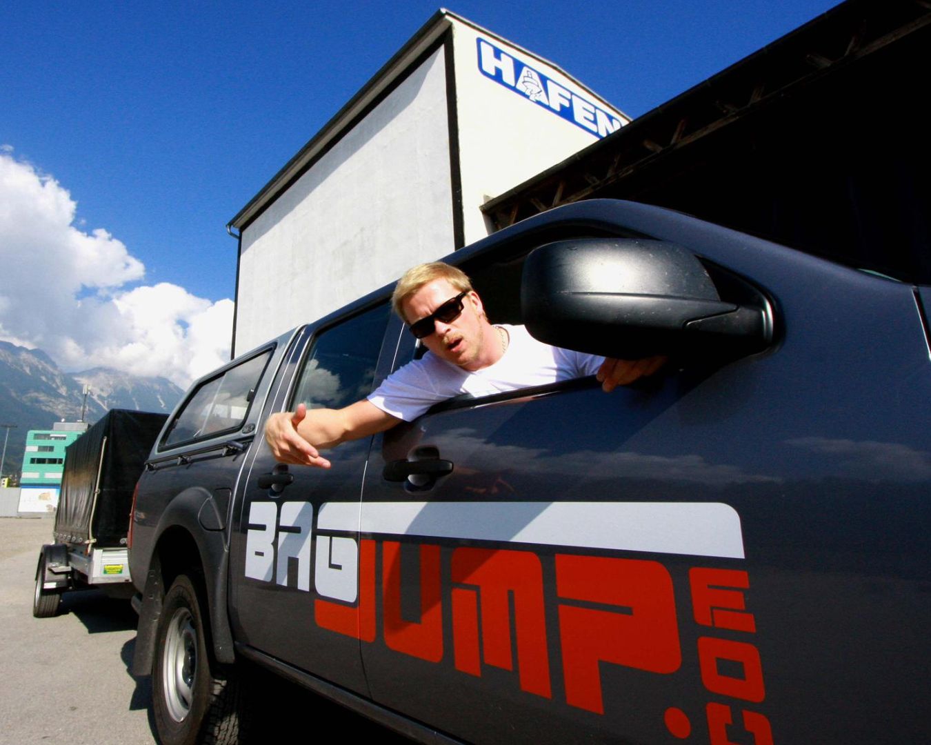 He was also part of some of the wildest chapters in our company history. Together with Bagjump show jumpers, Henri worked on the world record free drops of 155 and 165 meters. Those are the kind of projects most people would call impossible. Henri just got on with it.
