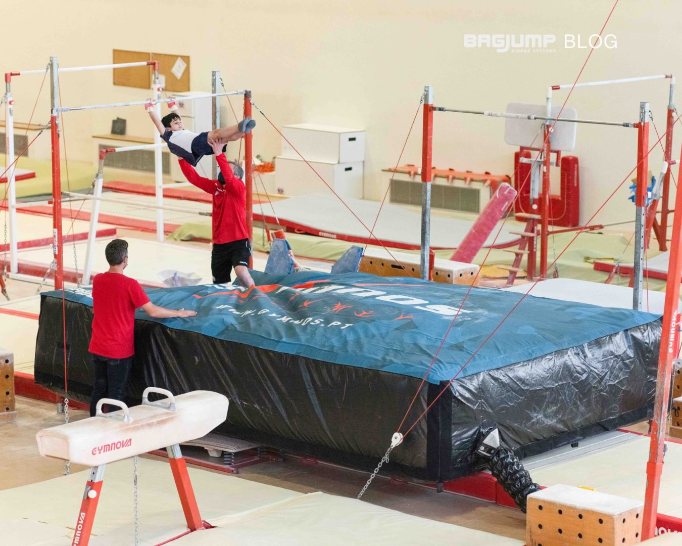 The advantage over a foam pit is exactly this flexibility. "The Bagjump is very appetizing because it goes up, it goes down, you can move it. You can put it on the spring floor and do drills onto it, and then you can remove it from the floor for days that you do routines.